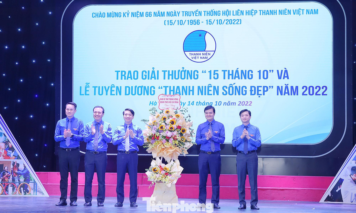 Ban Bí thư T.Ư Đoàn tặng lẵng hoa chúc mừng Hội LHTN Việt Nam dịp 66 năm ngày truyền thống. Ảnh: Xuân Tùng