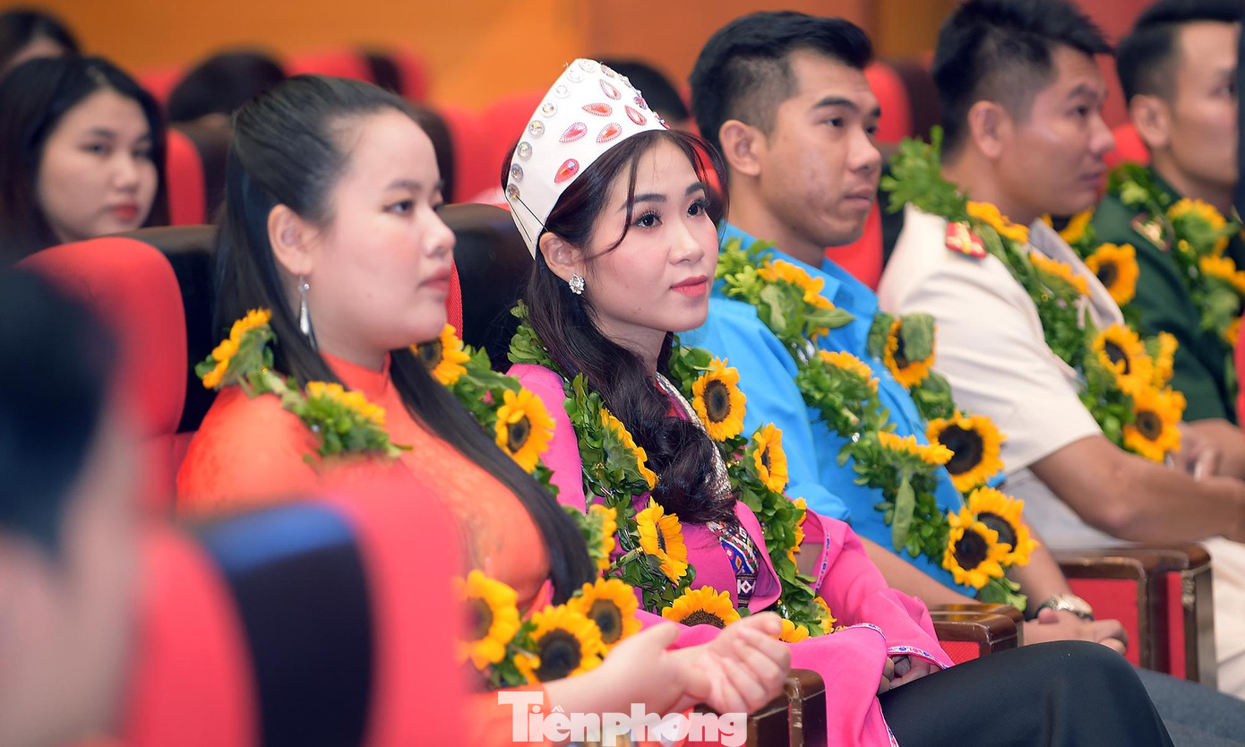 Chị Nguyễn Thị Ngọc Hà (thứ hai từ trái sang) Gương mặt trẻ Việt Nam triển vọng năm 2021 là một trong 20 gương nhận giải thưởng "Thanh niên sống đẹp" năm 2022. Ảnh: Xuân Tùng