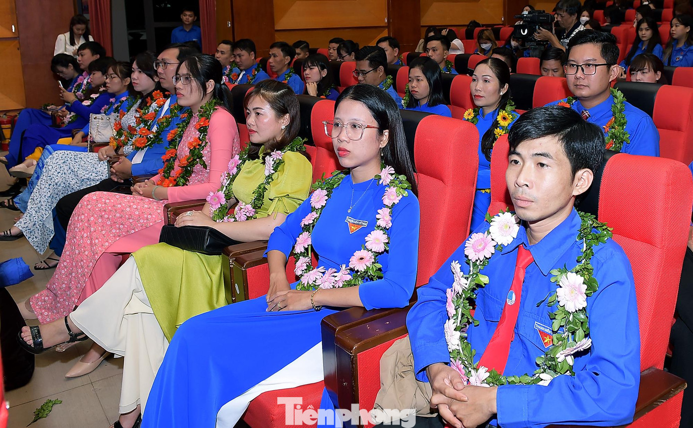 Các gương được tuyên dương trong chương trình. Ảnh: Xuân Tùng