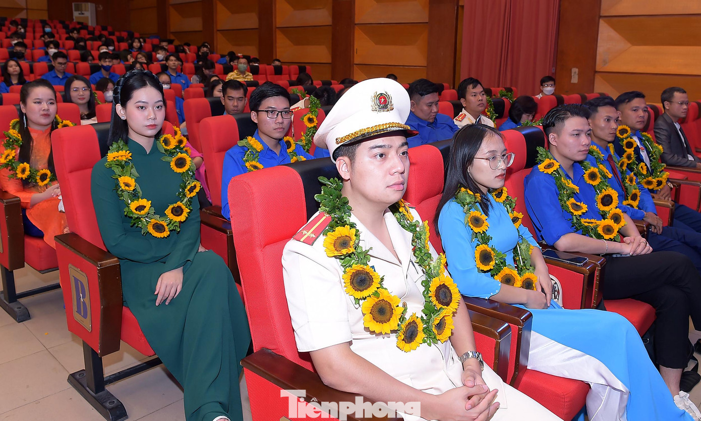 Các gương nhận giải thưởng &quot;Thanh niên sống đẹp&quot; năm 2022. Trong ảnh, anh Dương Hải Anh (mặc cảnh phục) là chủ nhiệm nhiều dự án đóng góp cho giáo dục vùng cao Sơn La. Ảnh: Xuân Tùng