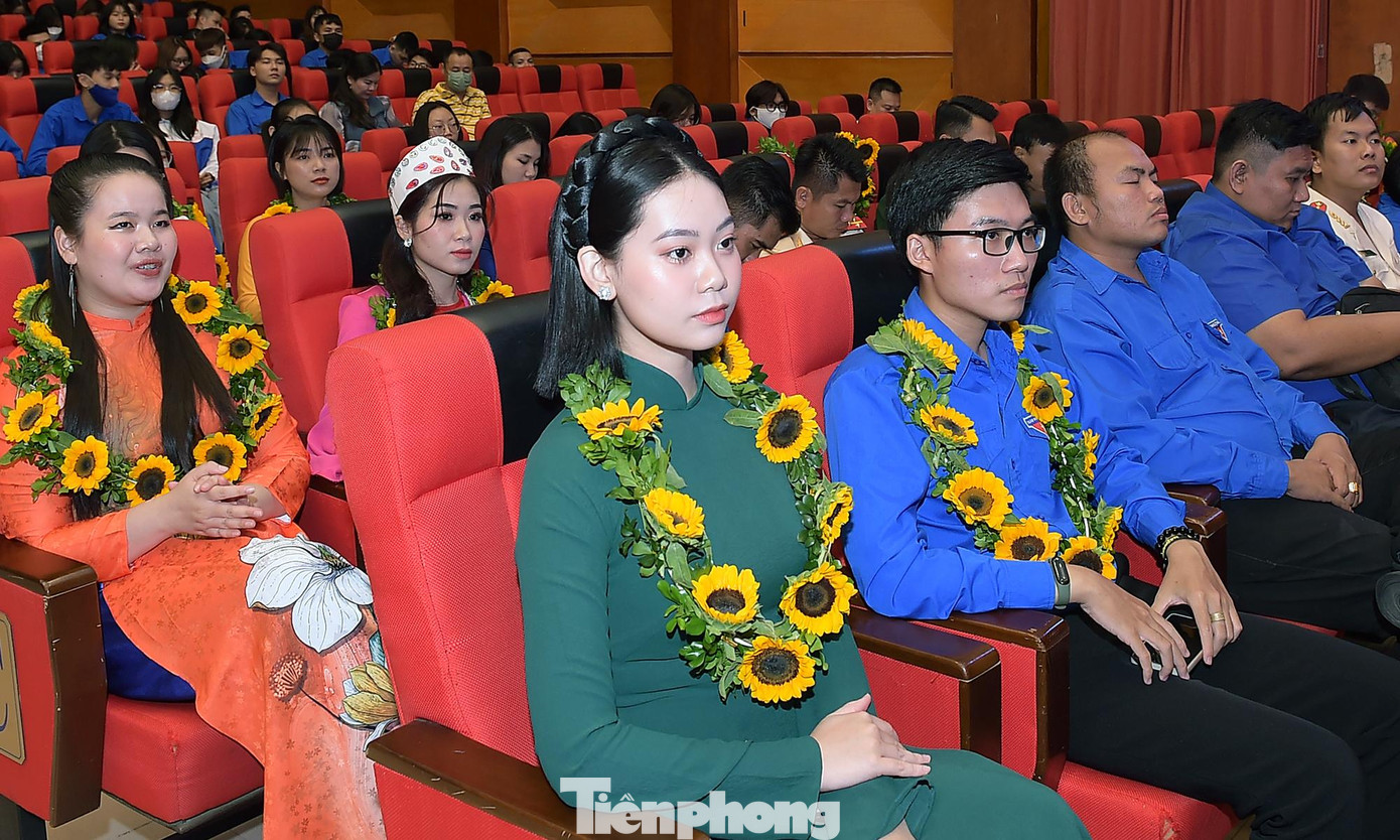 Các gương được tuyên dương trong chương trình. Ảnh: Xuân Tùng