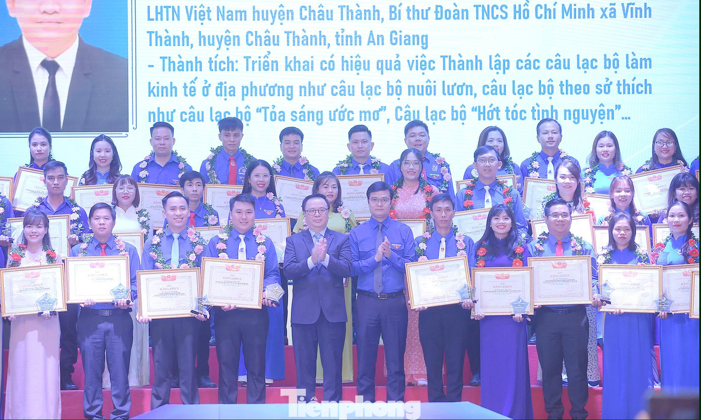 Ông Hoàng Bình Quân và anh Bùi Quang Huy (ảnh lớn); ông Nguyễn Quang Trường và anh Nguyễn Ngọc Lương (ảnh nhỏ bên trái); anh Nguyễn Minh Triết và anh Nguyễn Hải Minh (ảnh nhỏ bên phải) trao thưởng các gương nhận giải thưởng &quot;15 tháng 10&quot; năm 2022. Ảnh: Xuân Tùng