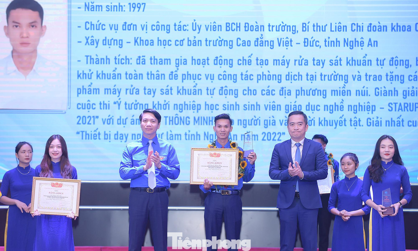 Ông Vũ Trọng Kim và anh Bùi Quang Huy (ảnh lớn); anh Nguyễn Ngọc Lương và đại diện nhà tài trợ (ảnh nhỏ bên phải) trao thưởng các gương nhận giải thưởng &quot;Thanh niên sống đẹp&quot; năm 2022. Ảnh: Xuân Tùng