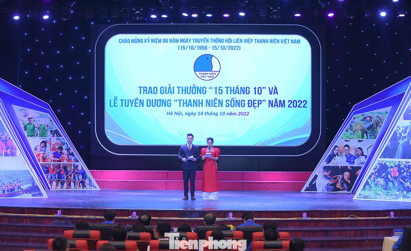 Lễ trao giải thưởng “Thanh niên sống đẹp” năm 2022 và trao giải thưởng “15 tháng 10”. Ảnh: Xuân Tùng