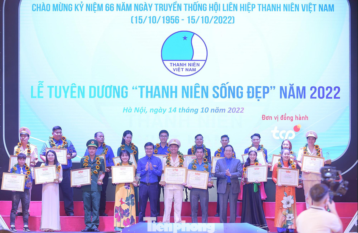Ông Vũ Trọng Kim và anh Bùi Quang Huy (ảnh lớn); anh Nguyễn Ngọc Lương và đại diện nhà tài trợ (ảnh nhỏ bên phải) trao thưởng các gương nhận giải thưởng &quot;Thanh niên sống đẹp&quot; năm 2022. Ảnh: Xuân Tùng