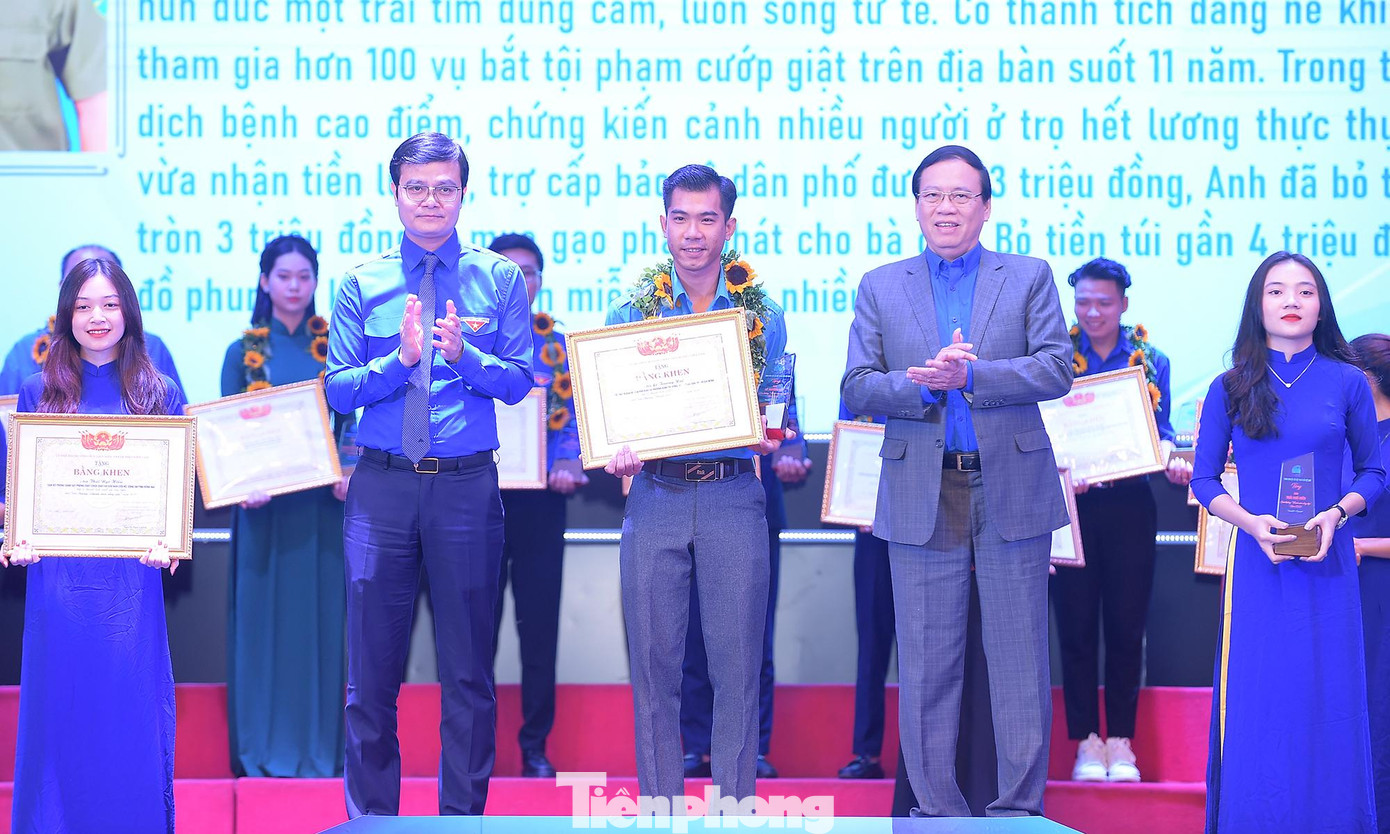 Ông Vũ Trọng Kim và anh Bùi Quang Huy (ảnh lớn); anh Nguyễn Ngọc Lương và đại diện nhà tài trợ (ảnh nhỏ bên phải) trao thưởng các gương nhận giải thưởng &quot;Thanh niên sống đẹp&quot; năm 2022. Ảnh: Xuân Tùng