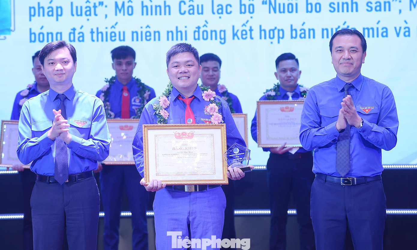 Ông Hoàng Bình Quân và anh Bùi Quang Huy (ảnh lớn); ông Nguyễn Quang Trường và anh Nguyễn Ngọc Lương (ảnh nhỏ bên trái); anh Nguyễn Minh Triết và anh Nguyễn Hải Minh (ảnh nhỏ bên phải) trao thưởng các gương nhận giải thưởng &quot;15 tháng 10&quot; năm 2022. Ảnh: Xuân Tùng