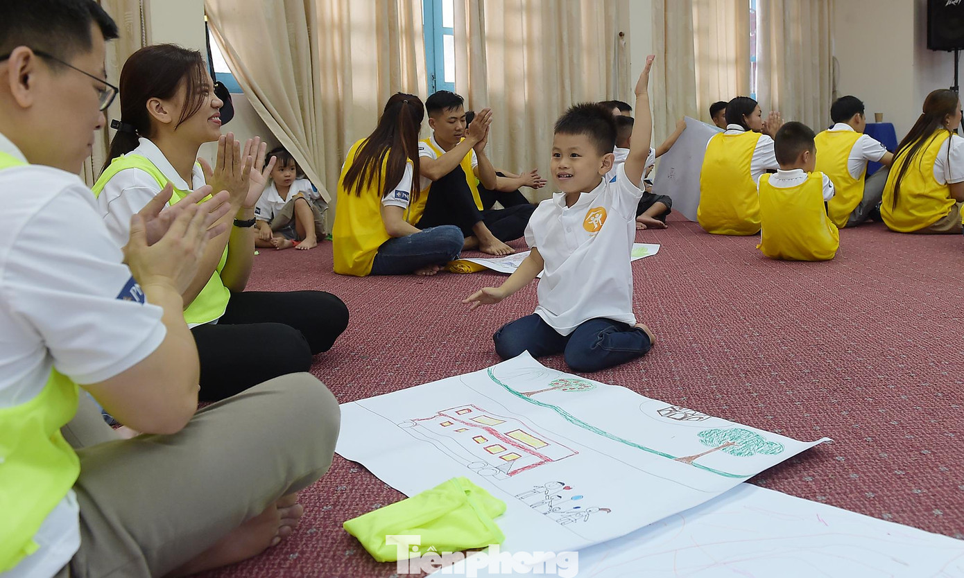 Các gia đình đã cùng nhau thực hiện vẽ tranh gắn chủ đề ước mơ, hạnh phúc gia đình. Ảnh: Xuân Tùng