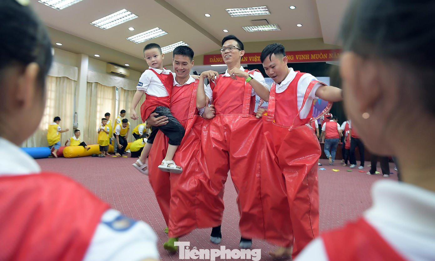 Các gia đình đã có những hoạt động gắn kết, sôi nổi. Ảnh: Xuân Tùng