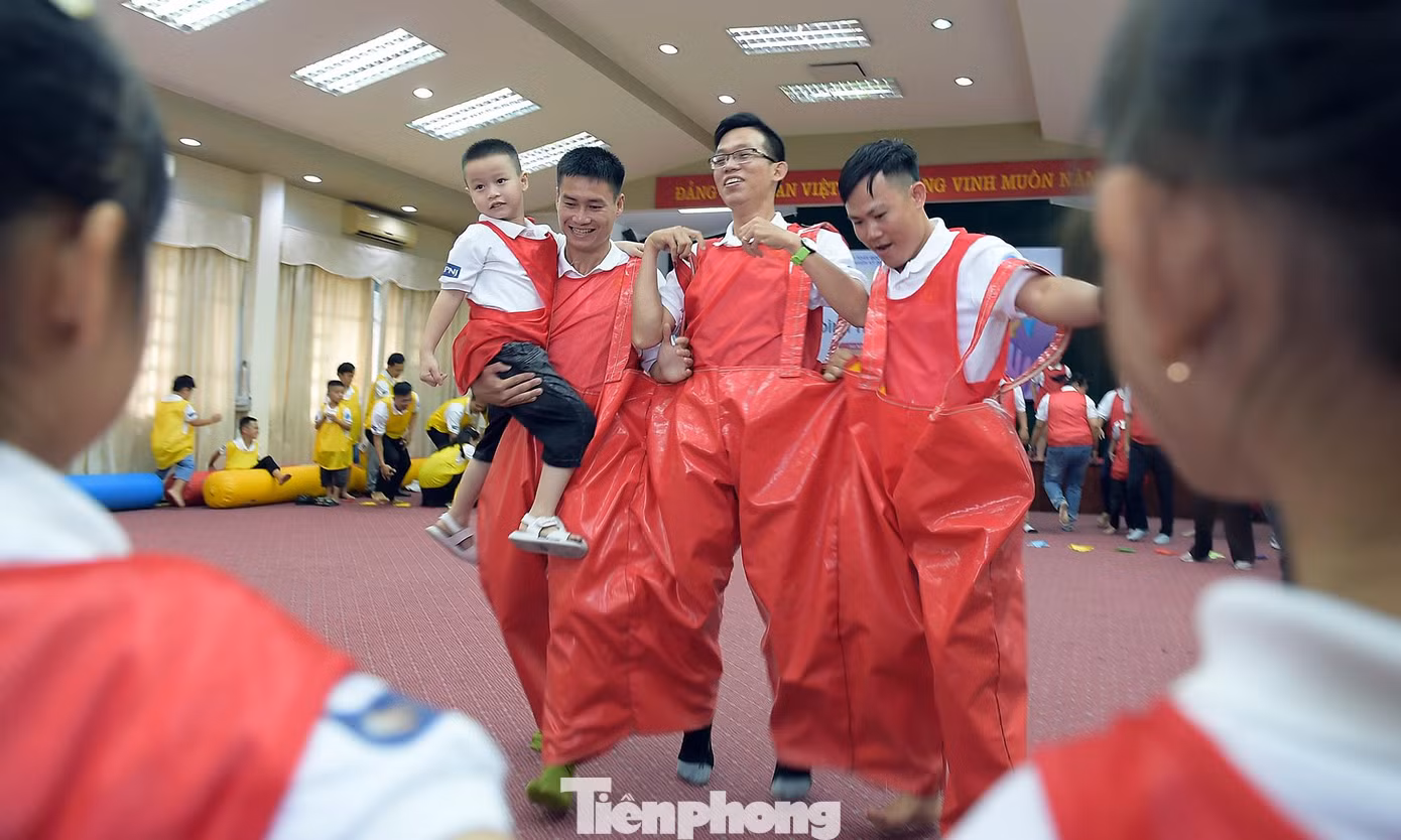 Các gia đình đã có những hoạt động gắn kết, sôi nổi. Ảnh: Xuân Tùng