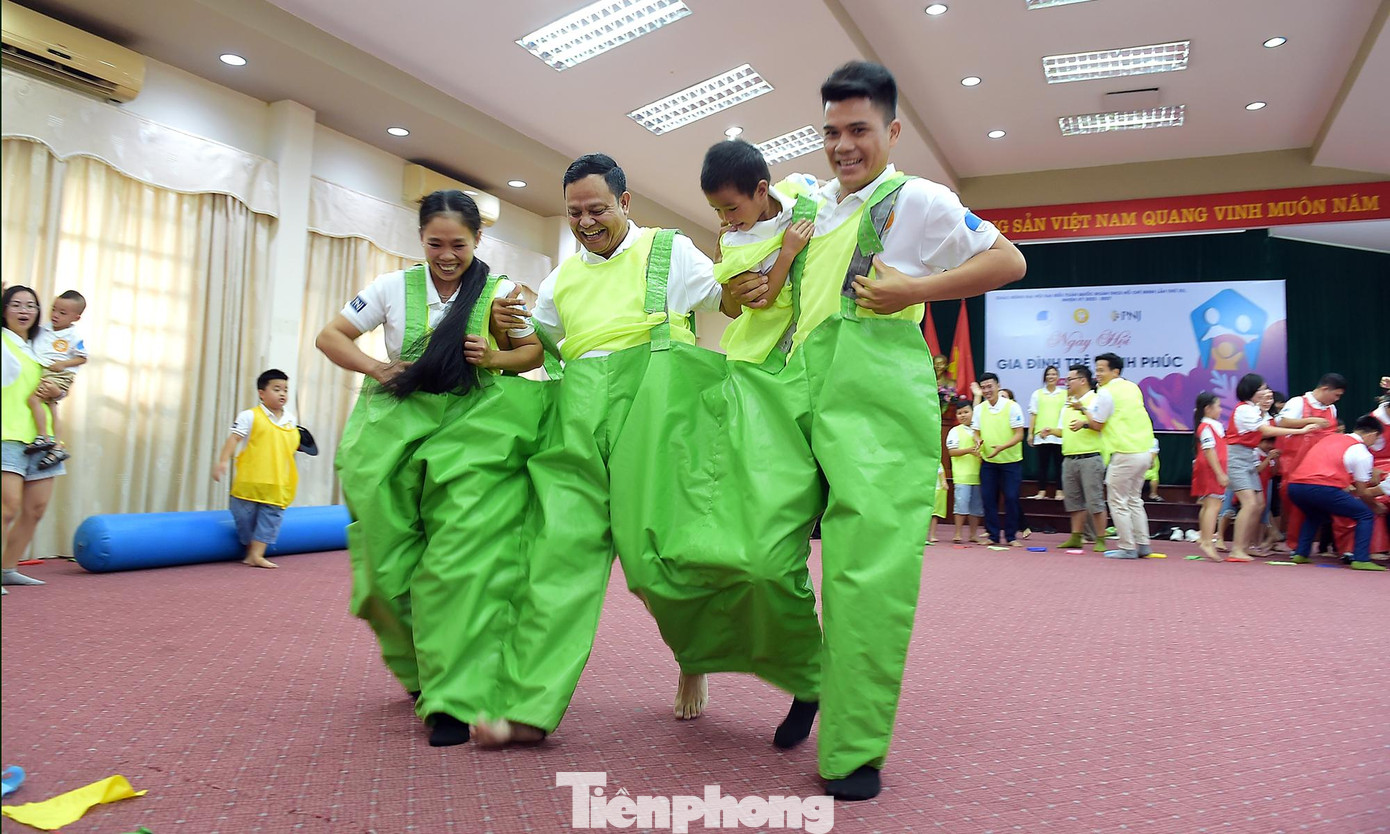 Các gia đình đã có những hoạt động gắn kết, sôi nổi. Ảnh: Xuân Tùng