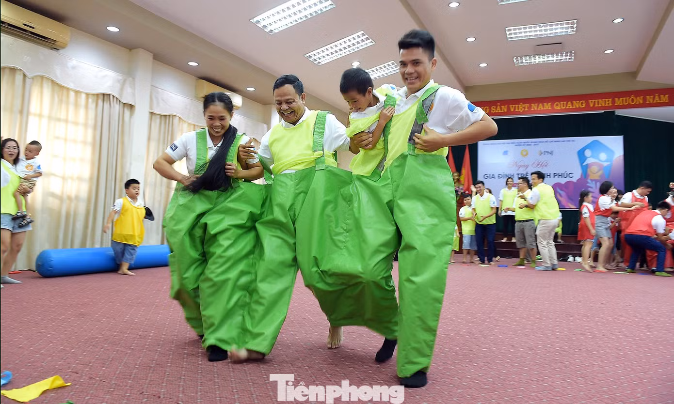 Các gia đình đã có những hoạt động gắn kết, sôi nổi. Ảnh: Xuân Tùng