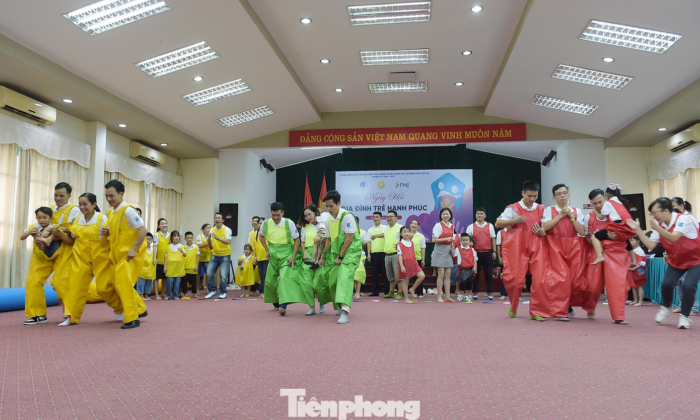 Các gia đình tham gia hoạt động trong ngày hội. Ảnh: Xuân Tùng