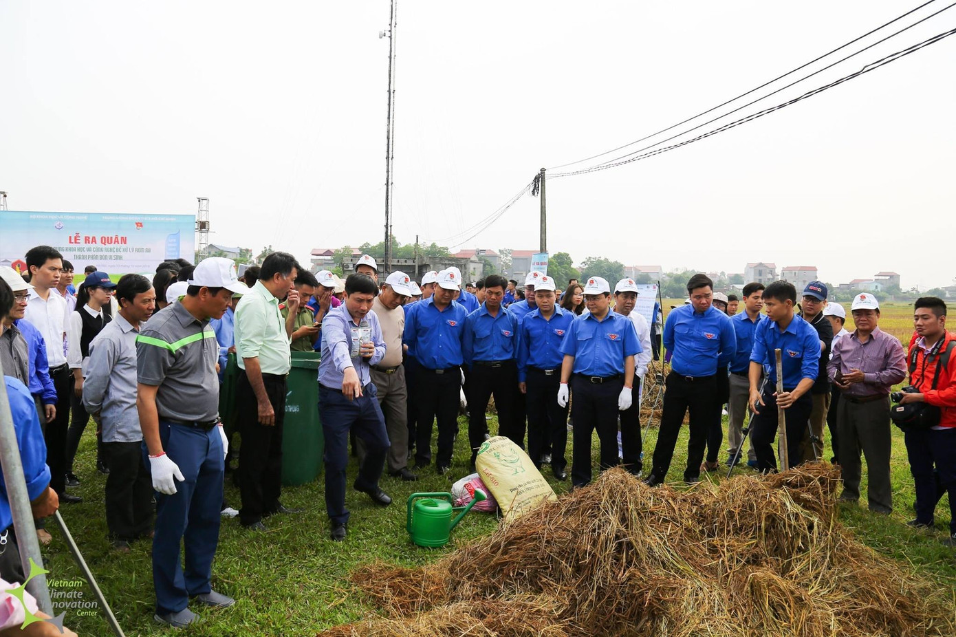 Đoàn Bộ Khoa học và Công nghệ đã phối hợp triển khai mô hình xử lý rơm, rạ sau thu hoạch thành phân bón vi sinh. Ảnh: BTC Đoàn Bộ Khoa học và Công nghệ đã phối hợp triển khai mô hình xử lý rơm, rạ sau thu hoạch thành phân bón vi sinh. Ảnh: BTC