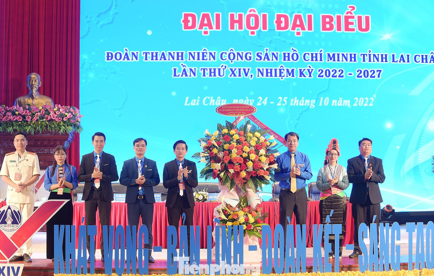 Anh Ngô Văn Cương - Bí thư T.Ư Đoàn tặng hoa chúc mừng Đại hội.