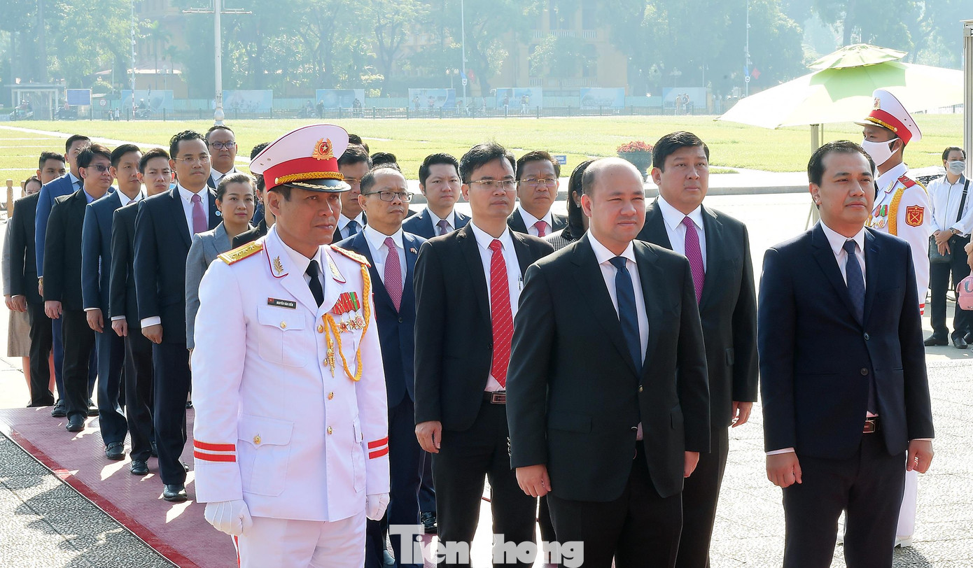 Đoàn đại biểu cấp cao T.Ư Hội LHTN Campuchia kính cẩn trước Lăng Chủ tịch Hồ Chí Minh.
