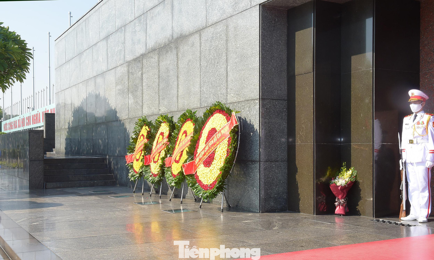 Vòng hoa của đoàn đặt trước Lăng.