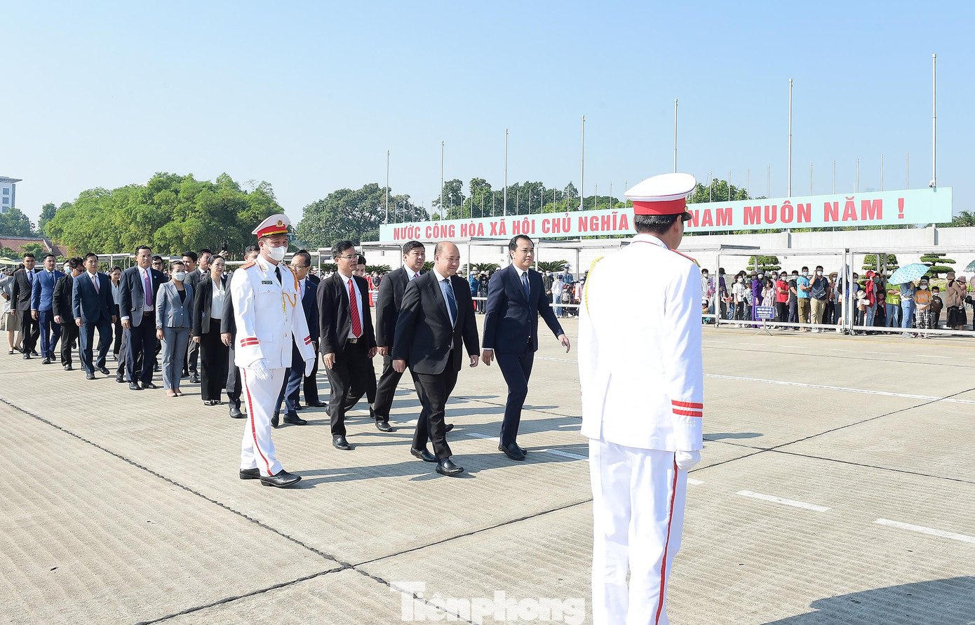 Trong khuôn khổ chương trình thăm và làm việc tại Việt Nam, đoàn đại biểu cấp cao Trung ương Hội Liên hiệp Thanh niên Campuchia dâng hoa và vào Lăng viếng Chủ tịch Hồ Chí Minh. Ảnh: Xuân Tùng