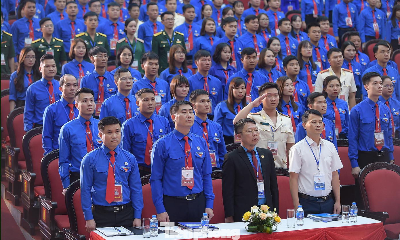 Các đại biểu tham dự phiên khai mạc thực hiện nghi lễ chào cờ. Ảnh: Xuân Tùng Các đại biểu tham dự phiên khai mạc thực hiện nghi lễ chào cờ. Ảnh: Xuân Tùng