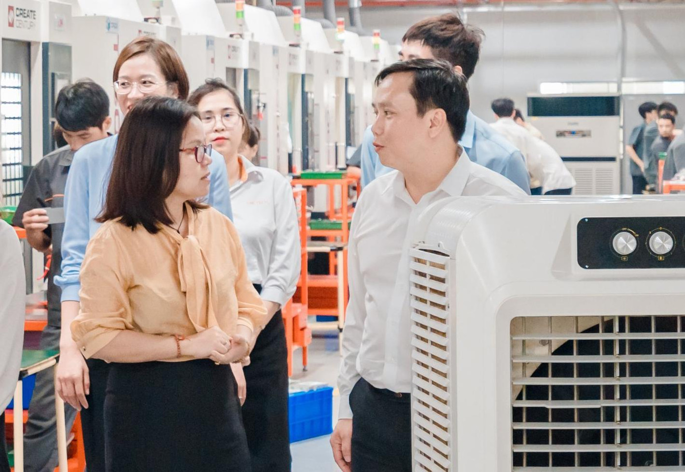 Thành viên đoàn thẩm định là lãnh đạo Hội Doanh nhân trẻ các tỉnh thành, CLB Doanh nhân Sao Đỏ; chuyên gia tài chính, kiểm toán độc lập... cùng đại diện một số đơn vị báo chí, truyền thông. Ảnh: BTC