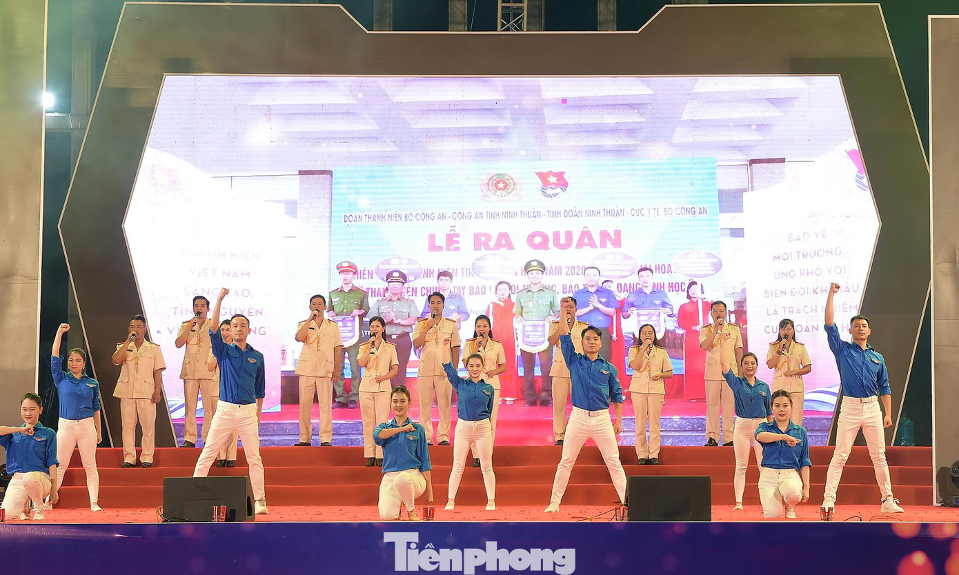 Tiết mục văn nghệ mở màn chương trình Lễ tuyên dương, trao thưởng công trình thanh niên tiêu biểu giai đoạn 2017 - 2022. Ảnh: Xuân Tùng Tiết mục văn nghệ mở màn chương trình Lễ tuyên dương, trao thưởng công trình thanh niên tiêu biểu giai đoạn 2017 - 2022. Ảnh: Xuân Tùng