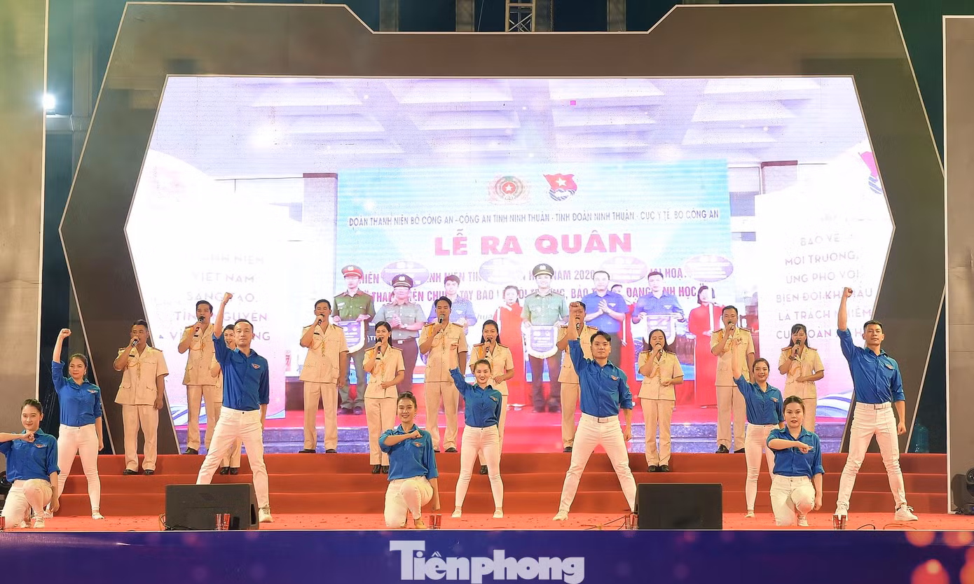 Tiết mục văn nghệ mở màn chương trình Lễ tuyên dương, trao thưởng công trình thanh niên tiêu biểu giai đoạn 2017 - 2022. Ảnh: Xuân Tùng Tiết mục văn nghệ mở màn chương trình Lễ tuyên dương, trao thưởng công trình thanh niên tiêu biểu giai đoạn 2017 - 2022. Ảnh: Xuân Tùng
