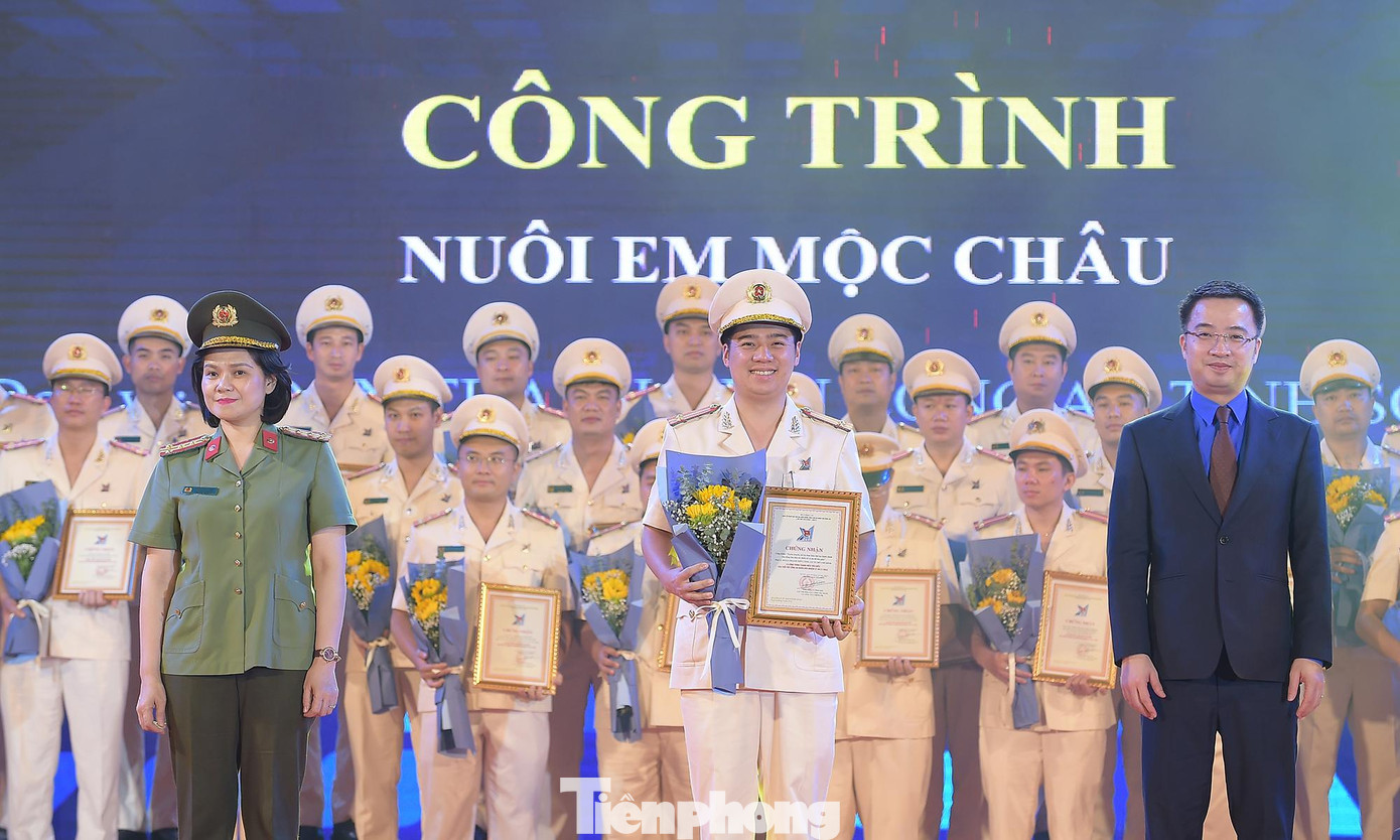 Anh Nguyễn Tường Lâm và Đại tá Ngô Hoài Thu trao khen thưởng cho đại diện các đơn vị có công trình thanh niên tiêu biểu. Ảnh: Xuân Tùng Anh Nguyễn Tường Lâm và Đại tá Ngô Hoài Thu trao khen thưởng cho đại diện các đơn vị có công trình thanh niên tiêu biểu. Ảnh: Xuân Tùng