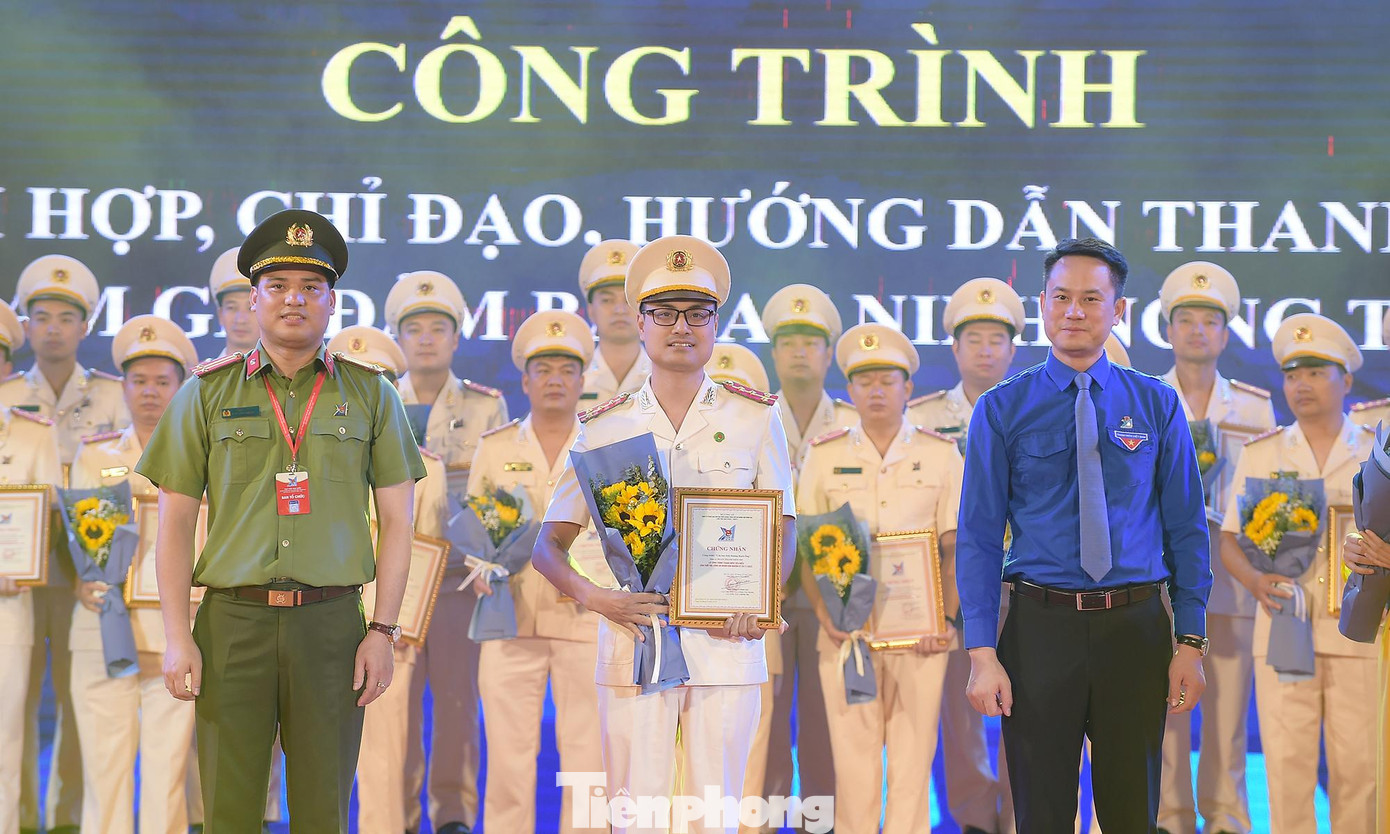 Anh Nguyễn Kim Quy và anh Đồng Đức Vũ trao khen thưởng cho đại diện các đơn vị có công trình thanh niên tiêu biểu. Ảnh: Xuân Tùng Anh Nguyễn Kim Quy và anh Đồng Đức Vũ trao khen thưởng cho đại diện các đơn vị có công trình thanh niên tiêu biểu. Ảnh: Xuân Tùng