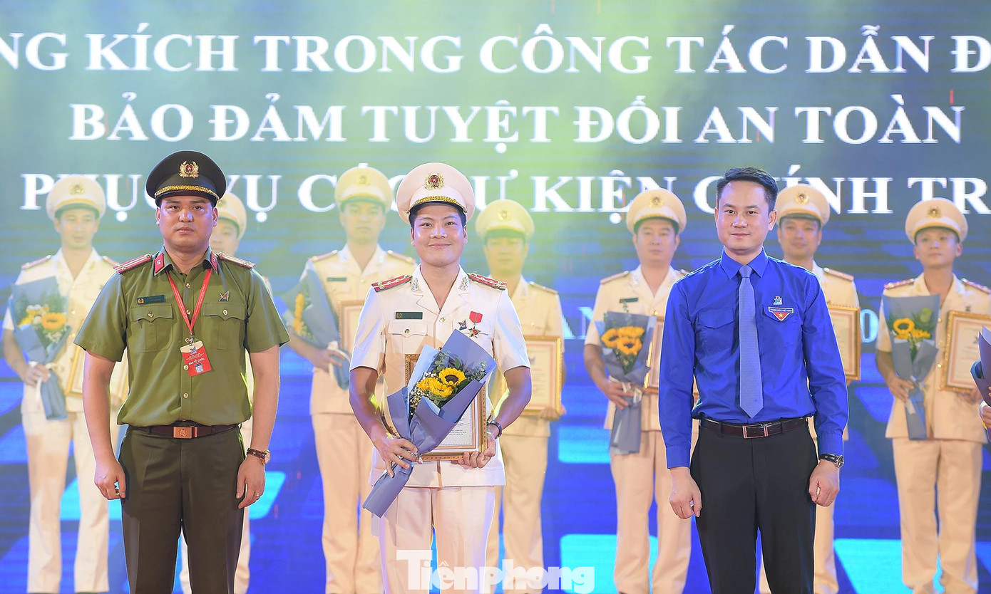 Anh Nguyễn Kim Quy và anh Đồng Đức Vũ trao khen thưởng cho đại diện các đơn vị có công trình thanh niên tiêu biểu. Ảnh: Xuân Tùng Anh Nguyễn Kim Quy và anh Đồng Đức Vũ trao khen thưởng cho đại diện các đơn vị có công trình thanh niên tiêu biểu. Ảnh: Xuân Tùng