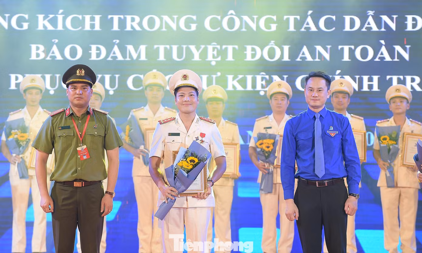 Anh Nguyễn Kim Quy và anh Đồng Đức Vũ trao khen thưởng cho đại diện các đơn vị có công trình thanh niên tiêu biểu. Ảnh: Xuân Tùng Anh Nguyễn Kim Quy và anh Đồng Đức Vũ trao khen thưởng cho đại diện các đơn vị có công trình thanh niên tiêu biểu. Ảnh: Xuân Tùng