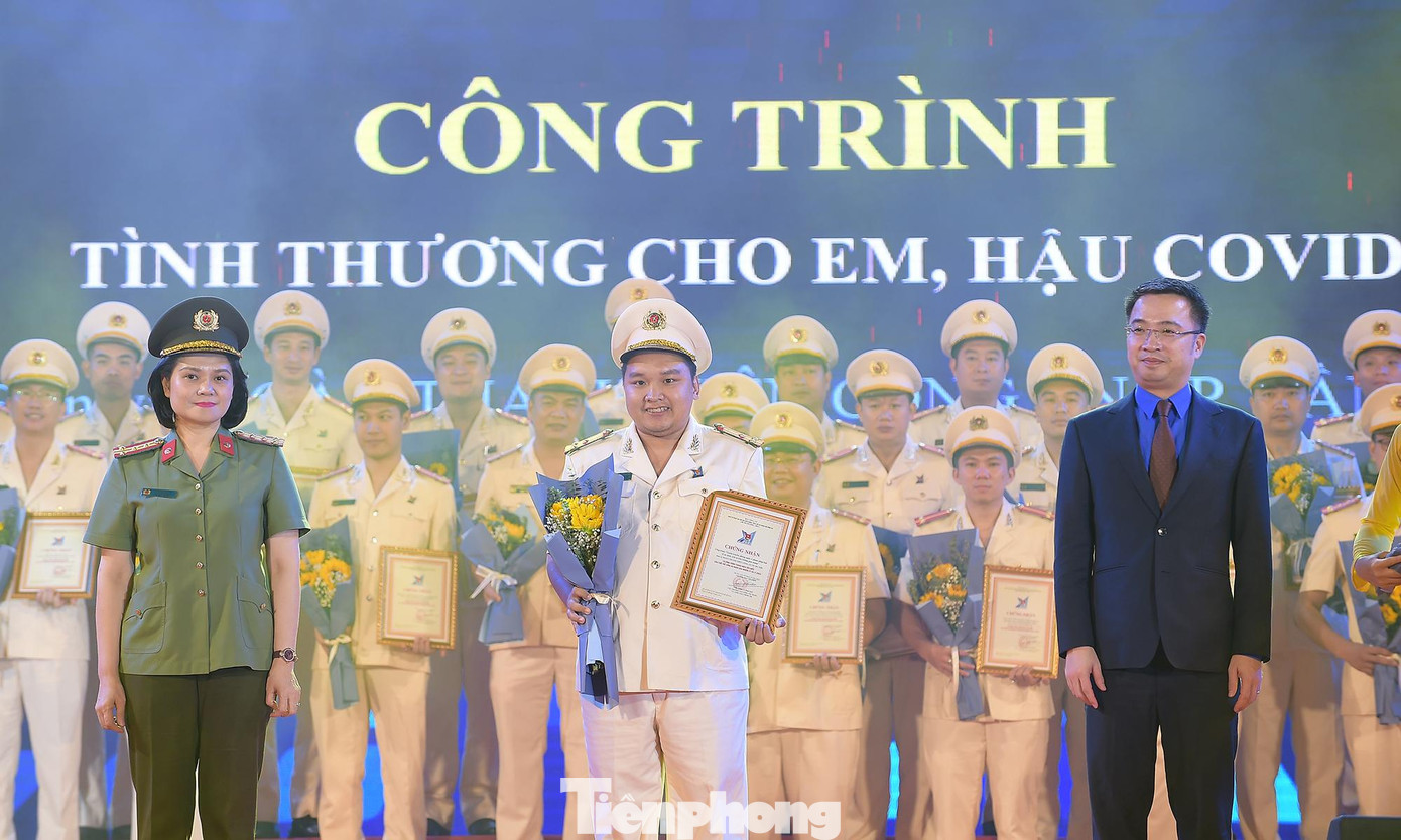 Anh Nguyễn Tường Lâm và Đại tá Ngô Hoài Thu trao khen thưởng cho đại diện các đơn vị có công trình thanh niên tiêu biểu. Ảnh: Xuân Tùng Anh Nguyễn Tường Lâm và Đại tá Ngô Hoài Thu trao khen thưởng cho đại diện các đơn vị có công trình thanh niên tiêu biểu. Ảnh: Xuân Tùng