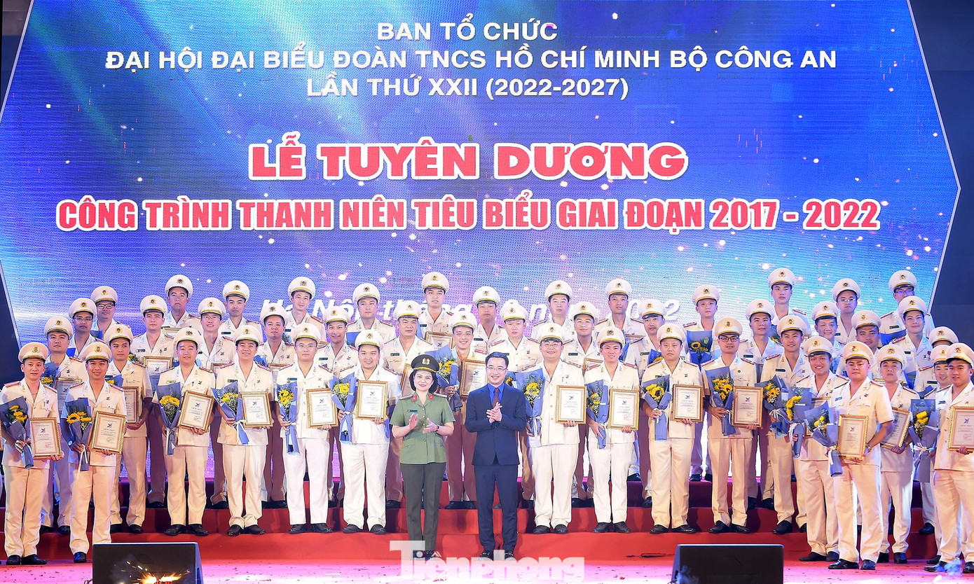 Anh Nguyễn Tường Lâm và Đại tá Ngô Hoài Thu trao khen thưởng cho đại diện các đơn vị có công trình thanh niên tiêu biểu. Ảnh: Xuân Tùng Anh Nguyễn Tường Lâm và Đại tá Ngô Hoài Thu trao khen thưởng cho đại diện các đơn vị có công trình thanh niên tiêu biểu. Ảnh: Xuân Tùng