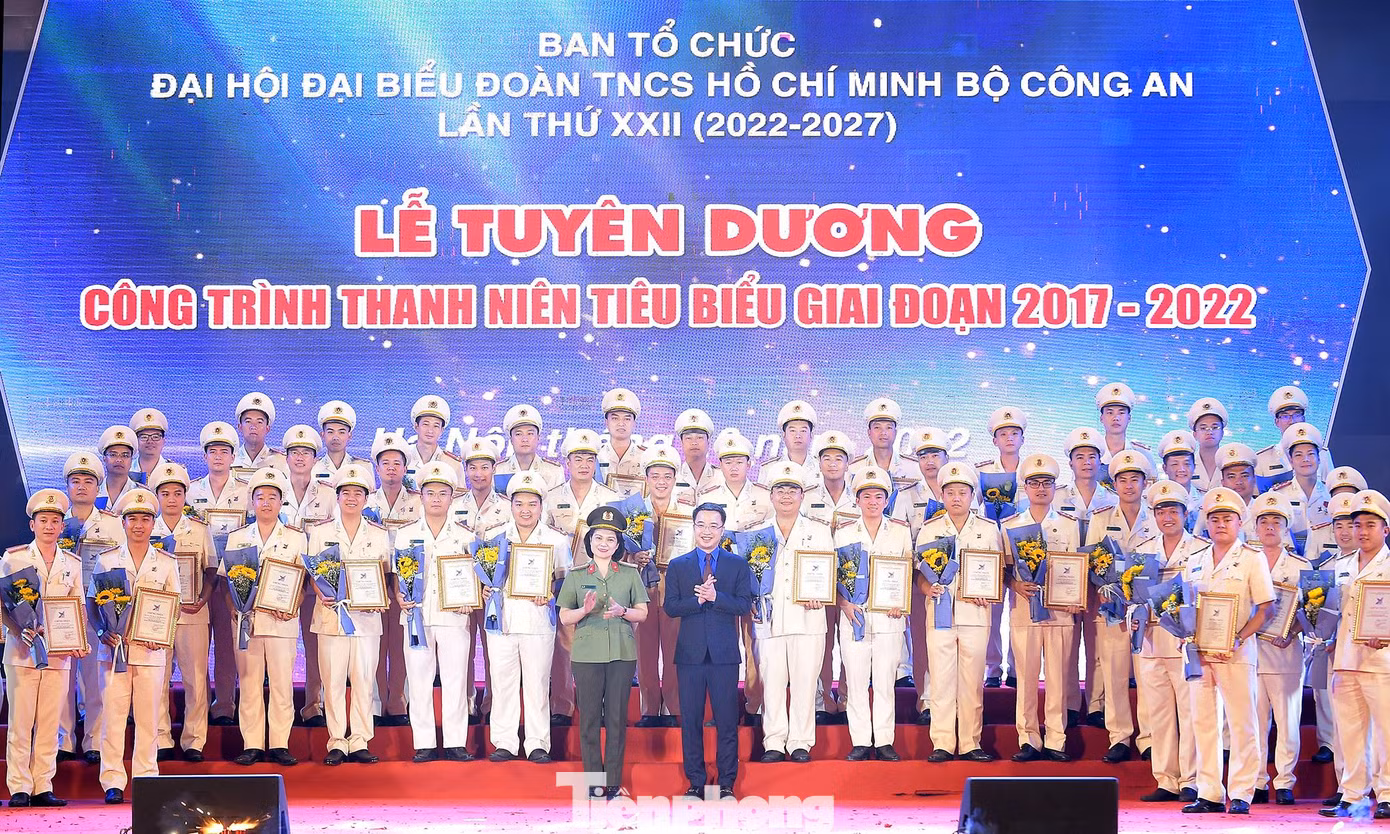 Anh Nguyễn Tường Lâm và Đại tá Ngô Hoài Thu trao khen thưởng cho đại diện các đơn vị có công trình thanh niên tiêu biểu. Ảnh: Xuân Tùng Anh Nguyễn Tường Lâm và Đại tá Ngô Hoài Thu trao khen thưởng cho đại diện các đơn vị có công trình thanh niên tiêu biểu. Ảnh: Xuân Tùng