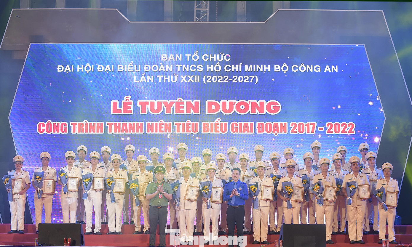 Anh Nguyễn Kim Quy và anh Đồng Đức Vũ trao khen thưởng cho đại diện các đơn vị có công trình thanh niên tiêu biểu. Ảnh: Xuân Tùng Anh Nguyễn Kim Quy và anh Đồng Đức Vũ trao khen thưởng cho đại diện các đơn vị có công trình thanh niên tiêu biểu. Ảnh: Xuân Tùng