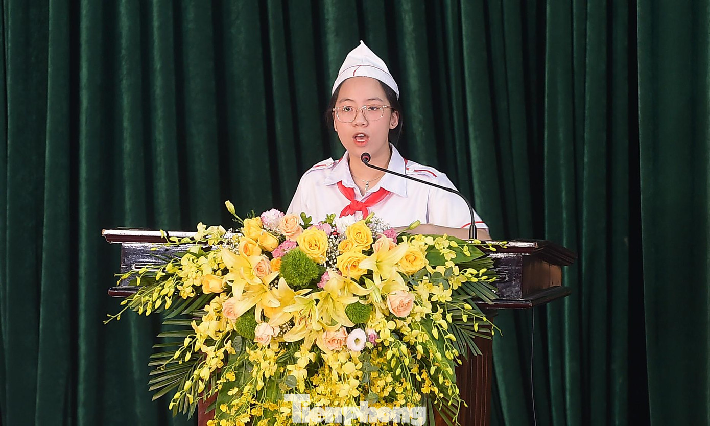 Đoàn đại biểu thiếu nhi tỉnh Ninh Bình phát biểu, tặng hoa chúc mừng Đại hội. Chị Lê Thị Mai Phương - Phó Bí thư Tỉnh Đoàn Ninh Bình phát biểu đáp từ.