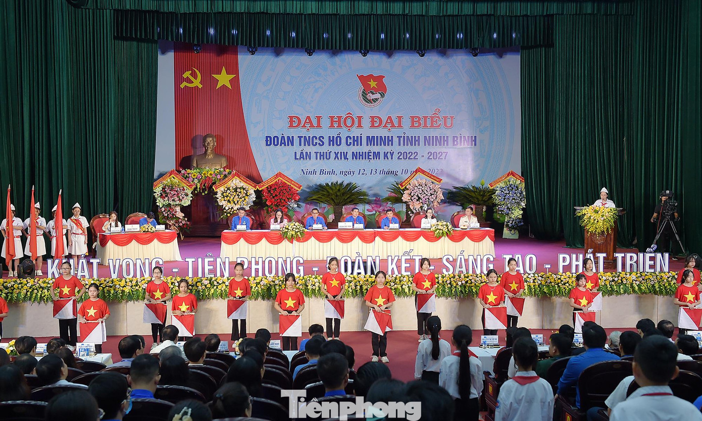 Đoàn đại biểu thiếu nhi tỉnh Ninh Bình phát biểu, tặng hoa chúc mừng Đại hội. Chị Lê Thị Mai Phương - Phó Bí thư Tỉnh Đoàn Ninh Bình phát biểu đáp từ.