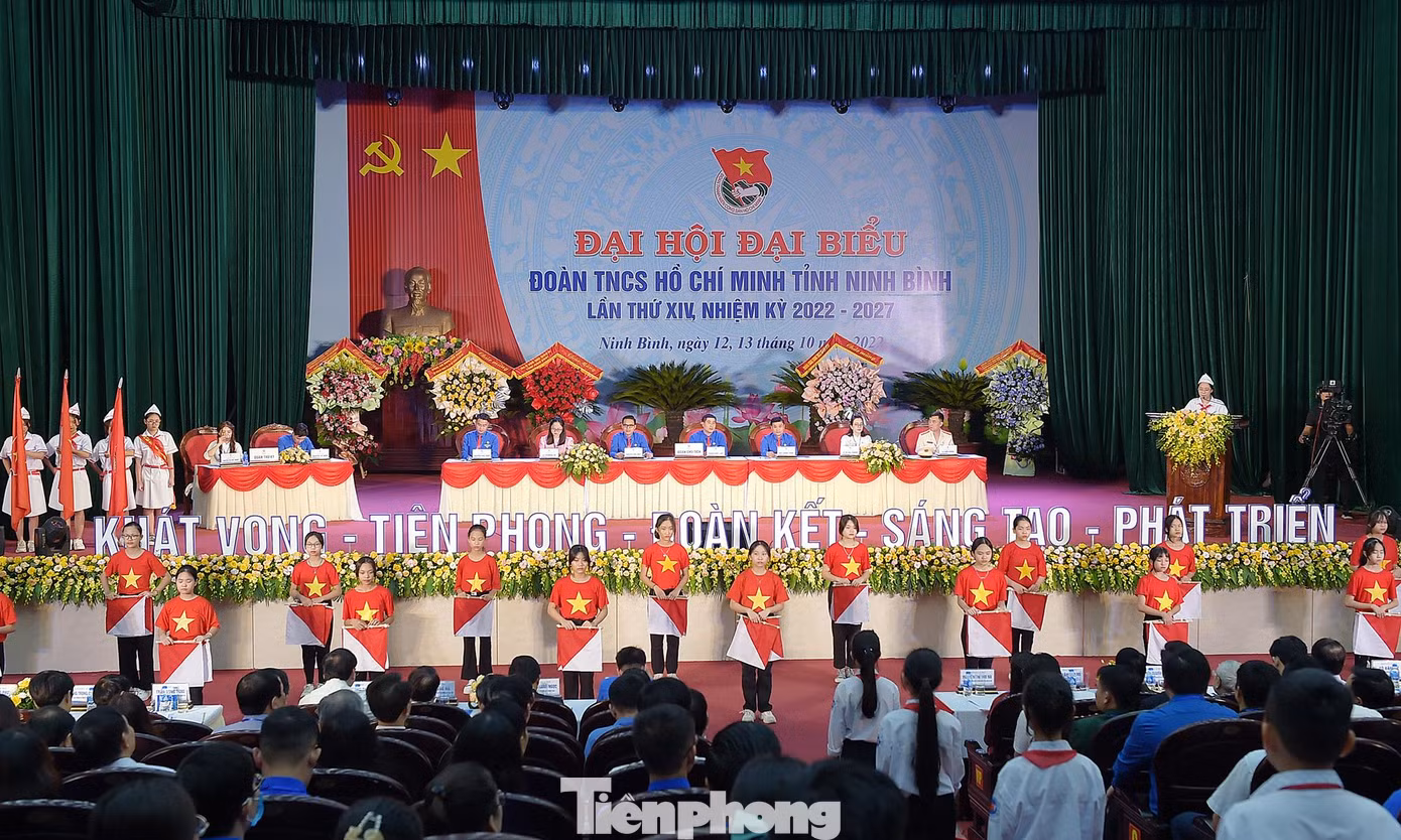 Đoàn đại biểu thiếu nhi tỉnh Ninh Bình phát biểu, tặng hoa chúc mừng Đại hội. Chị Lê Thị Mai Phương - Phó Bí thư Tỉnh Đoàn Ninh Bình phát biểu đáp từ. Đoàn đại biểu thiếu nhi tỉnh Ninh Bình phát biểu, tặng hoa chúc mừng Đại hội. Chị Lê Thị Mai Phương - Phó Bí thư Tỉnh Đoàn Ninh Bình phát biểu đáp từ.