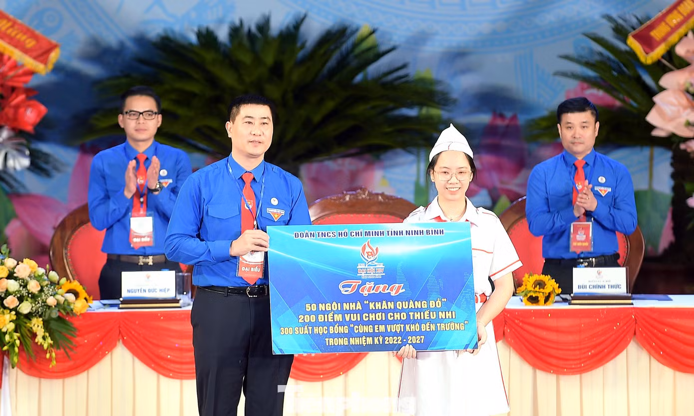 Đoàn TNCS Hồ Chí Minh tỉnh Ninh Bình tặng công trình Ngôi nhà "Khăn quàng đỏ" và các điểm vui chơi, học bổng "Cùng em vượt khó đến trường" tới thiếu nhi trong tỉnh. Anh Trịnh Như Lâm trao biển công trình. Đoàn TNCS Hồ Chí Minh tỉnh Ninh Bình tặng công trình Ngôi nhà "Khăn quàng đỏ" và các điểm vui chơi, học bổng "Cùng em vượt khó đến trường" tới thiếu nhi trong tỉnh. Anh Trịnh Như Lâm trao biển công trình.