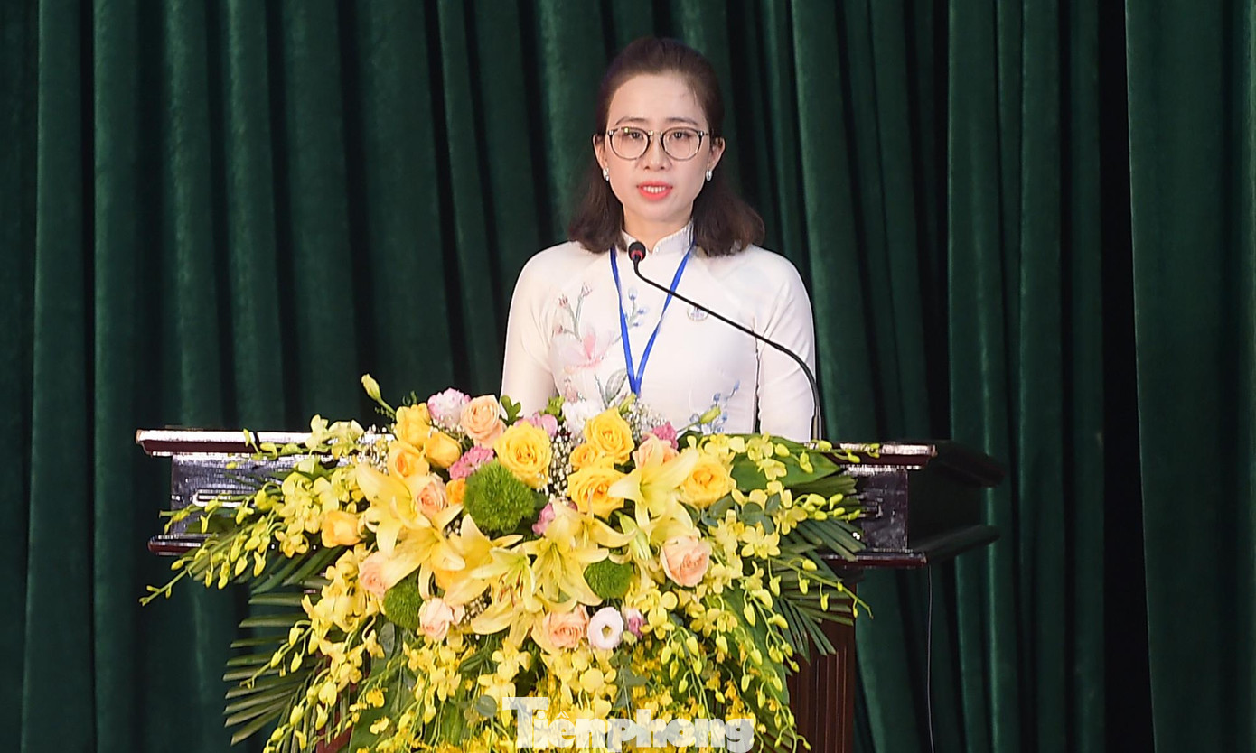 Đoàn đại biểu thiếu nhi tỉnh Ninh Bình phát biểu, tặng hoa chúc mừng Đại hội. Chị Lê Thị Mai Phương - Phó Bí thư Tỉnh Đoàn Ninh Bình phát biểu đáp từ.