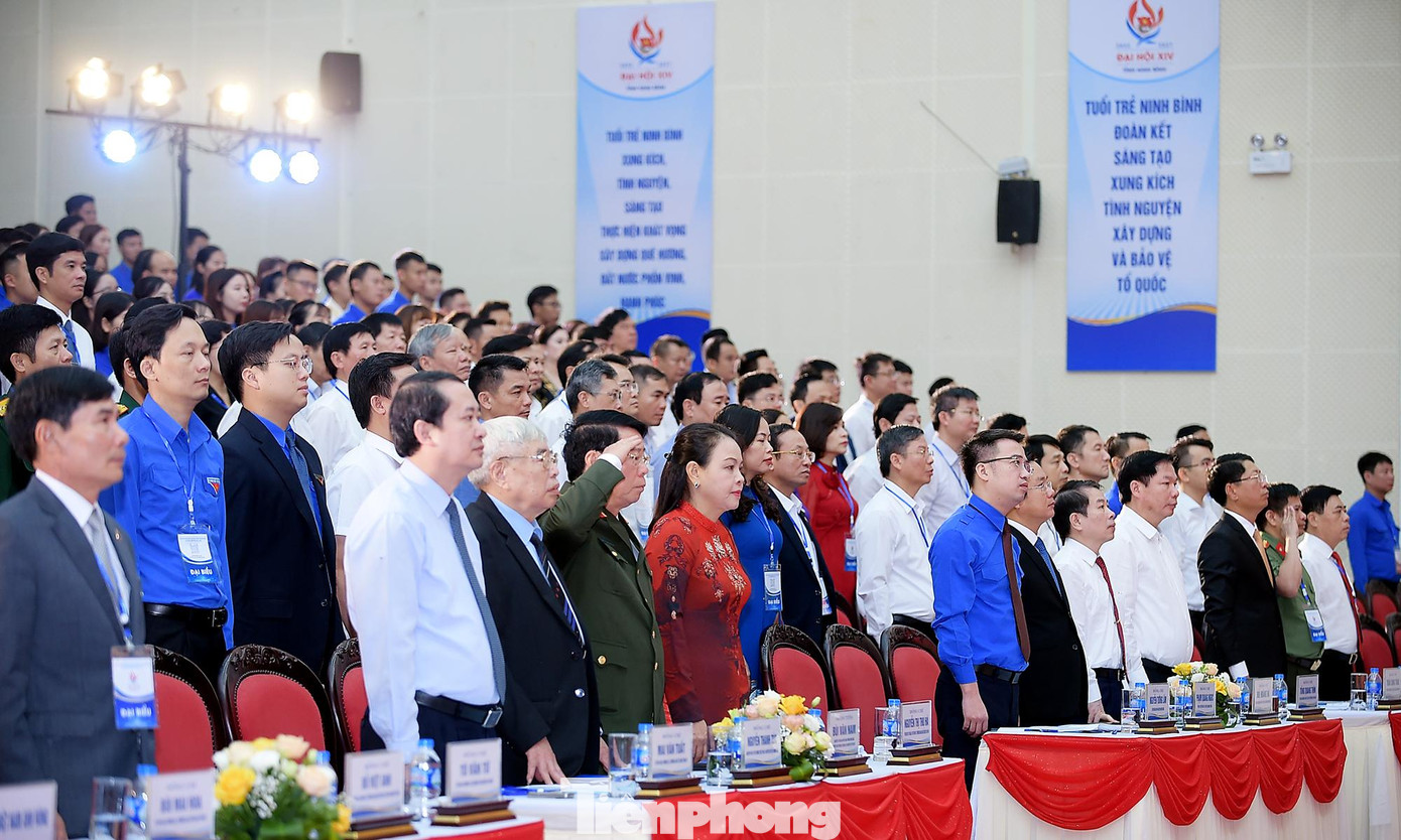 Các đại biểu dự Đại hội thực hiện nghi lễ chào cờ. Ảnh: Xuân Tùng