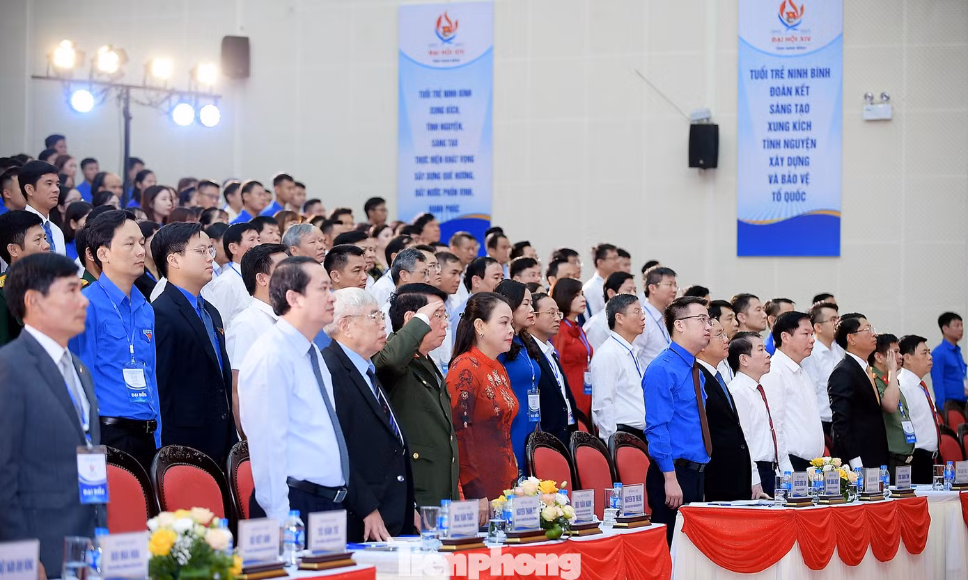 Các đại biểu dự Đại hội thực hiện nghi lễ chào cờ. Ảnh: Xuân Tùng