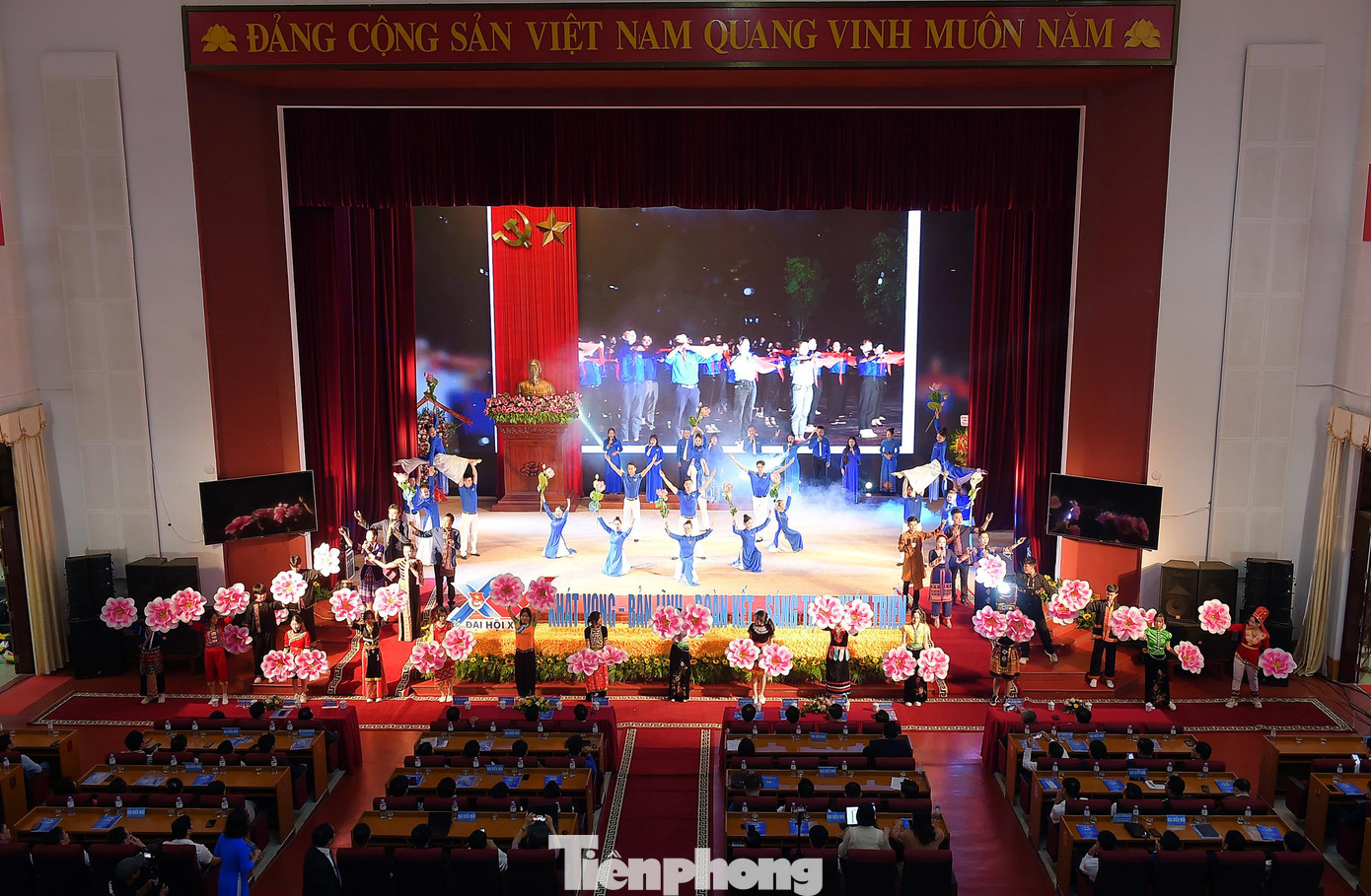 Chương trình văn nghệ chào mừng đã mang đến không khí sôi động cho phiên trọng thể Đại hội đại biểu Đoàn TNCS Hồ Chí Minh tỉnh Lai Châu lần thứ XIV nhiệm kỳ 2022 - 2027.