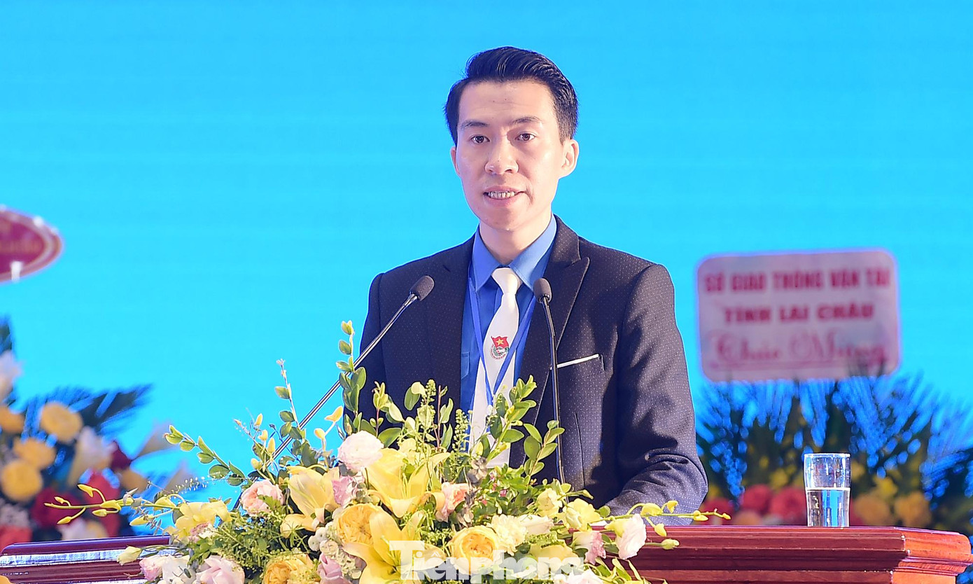 Anh Lò Minh Hiếu - Phó Bí thư Tỉnh Đoàn Lai Châu khóa XIII, thay mặt Đoàn Chủ tịch trình bày tóm tắt dự thảo báo cáo Tổng kết công tác Đoàn và phong trào thanh thiếu nhi nhiệm kỳ 2017 - 2022; mục tiêu, nhiệm vụ, giải pháp nhiệm kỳ 2022 - 2027.