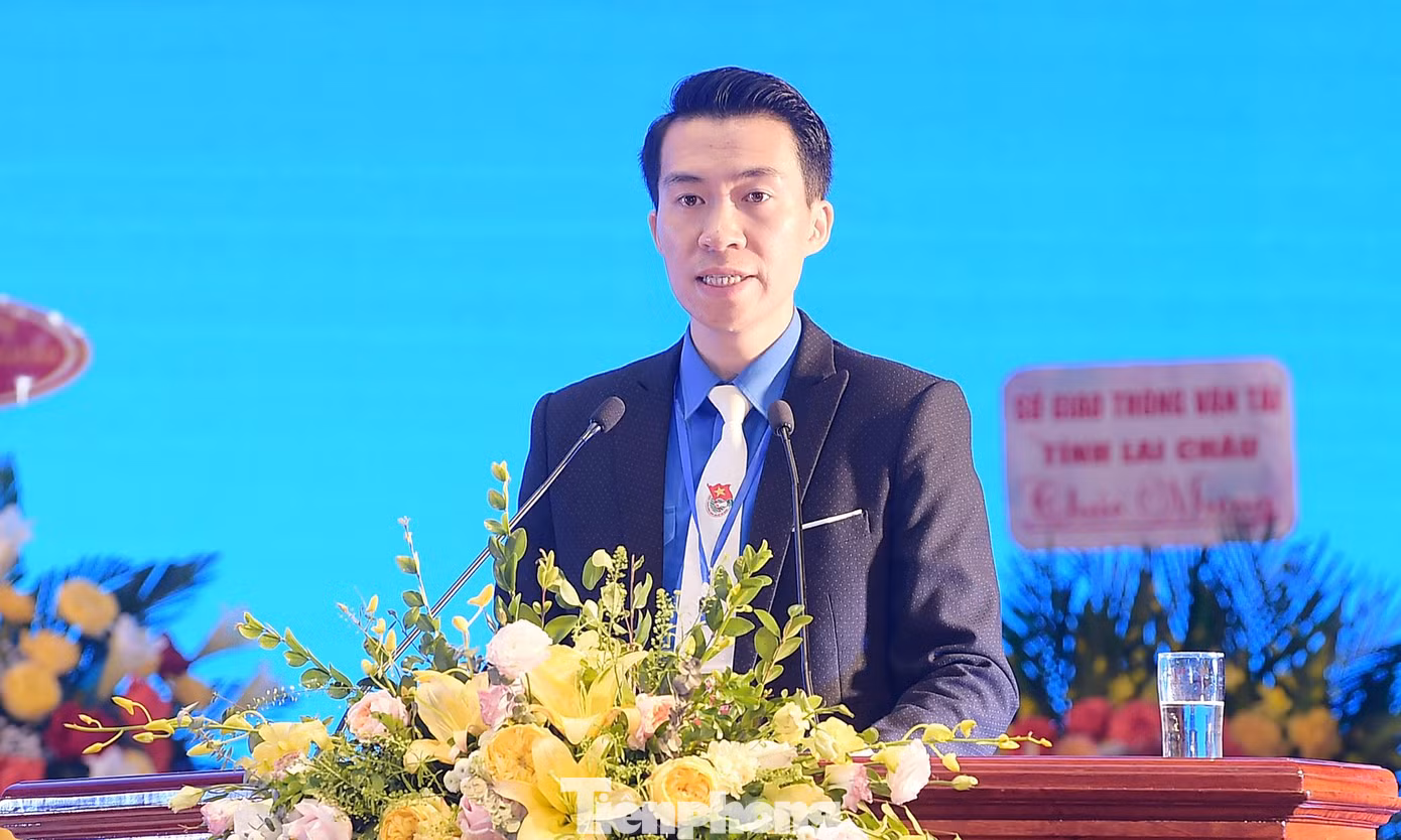 Anh Lò Minh Hiếu - Phó Bí thư Tỉnh Đoàn Lai Châu khóa XIII, trình bày tóm tắt dự thảo báo cáo Tổng kết công tác Đoàn và phong trào thanh thiếu nhi nhiệm kỳ 2017 - 2022; mục tiêu, nhiệm vụ, giải pháp nhiệm kỳ 2022 - 2027. Ảnh: Xuân Tùng Anh Lò Minh Hiếu - Phó Bí thư Tỉnh Đoàn Lai Châu khóa XIII, trình bày tóm tắt dự thảo báo cáo Tổng kết công tác Đoàn và phong trào thanh thiếu nhi nhiệm kỳ 2017 - 2022; mục tiêu, nhiệm vụ, giải pháp nhiệm kỳ 2022 - 2027. Ảnh: Xuân Tùng