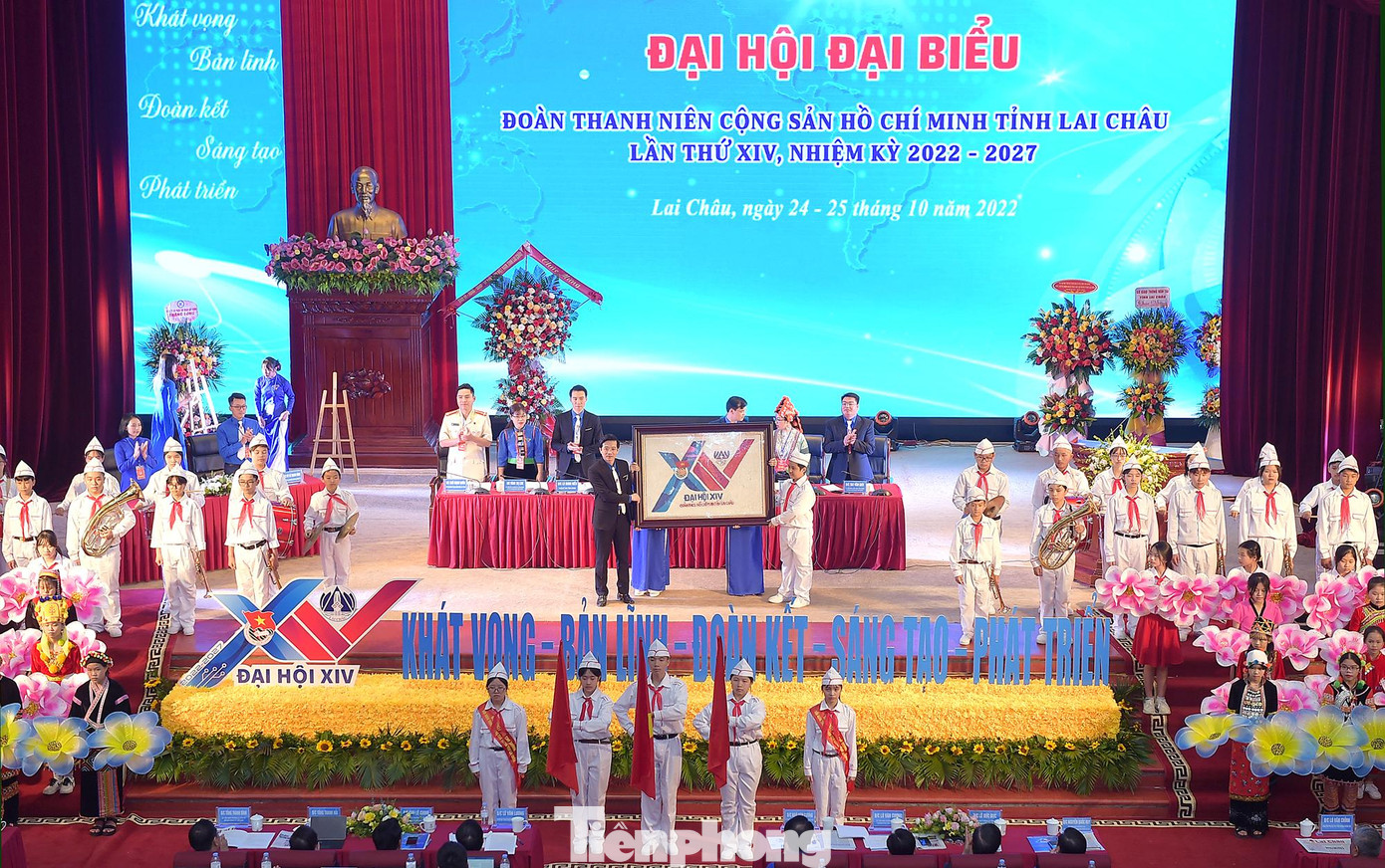 Đoàn đại biểu thiếu nhi tỉnh Lai Châu chúc mừng và tặng bức tranh logo Đại hội Đoàn tỉnh Lai Châu lần thứ XIV tới Đại hội.