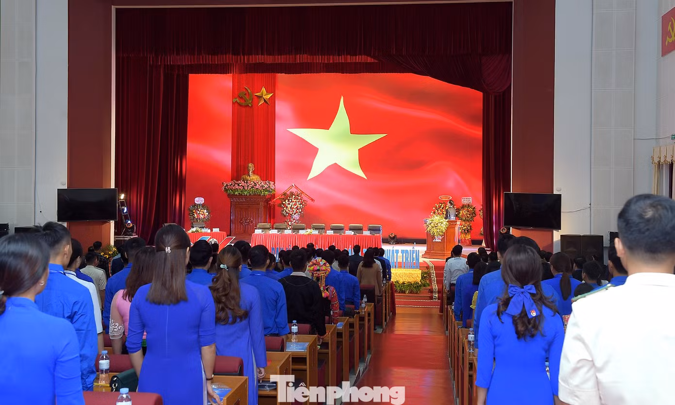 Các đại biểu thực hiện nghi lễ chào cờ trong phiên trọng thể Đại hội. Ảnh: Xuân Tùng Các đại biểu thực hiện nghi lễ chào cờ trong phiên trọng thể Đại hội. Ảnh: Xuân Tùng
