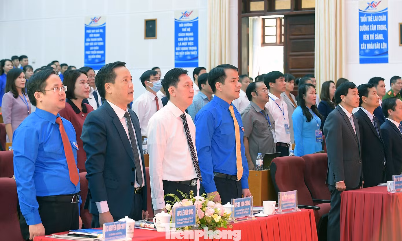 Các đại biểu thực hiện nghi lễ chào cờ trong phiên trọng thể Đại hội. Ảnh: Xuân Tùng Các đại biểu thực hiện nghi lễ chào cờ trong phiên trọng thể Đại hội. Ảnh: Xuân Tùng
