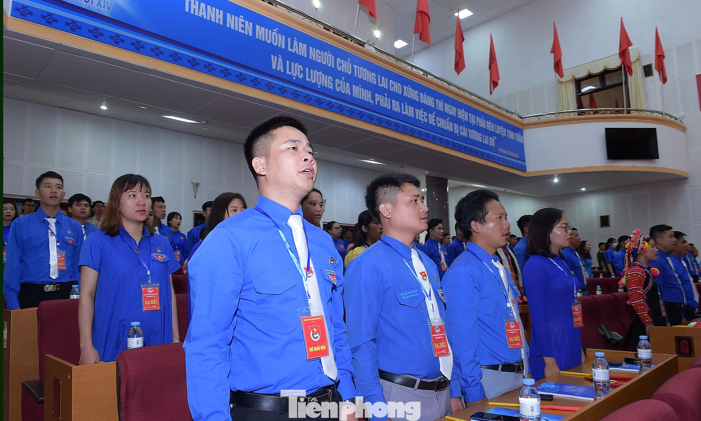 Trong không khí trang nghiêm, các đại biểu đã thực hiện nghi lễ chào cờ, hát vang giai điệu Quốc ca và Đoàn ca.