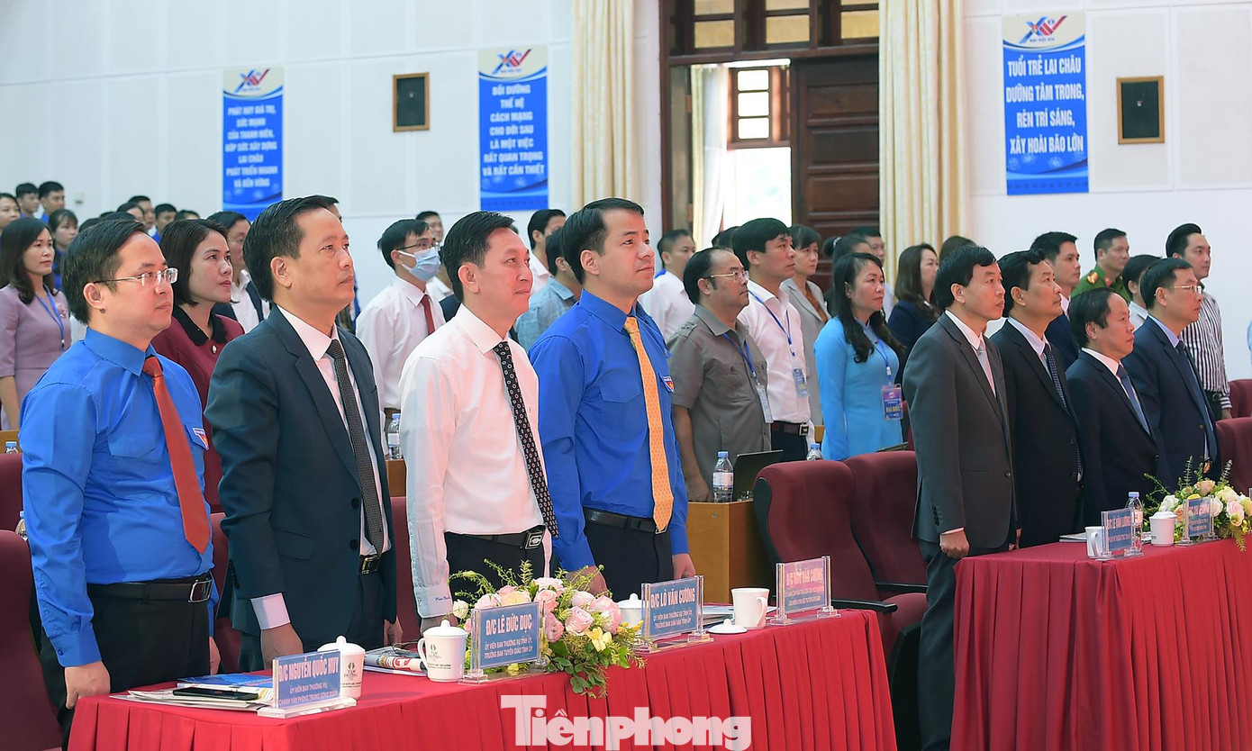 Trong không khí trang nghiêm, các đại biểu đã thực hiện nghi lễ chào cờ, hát vang giai điệu Quốc ca và Đoàn ca.