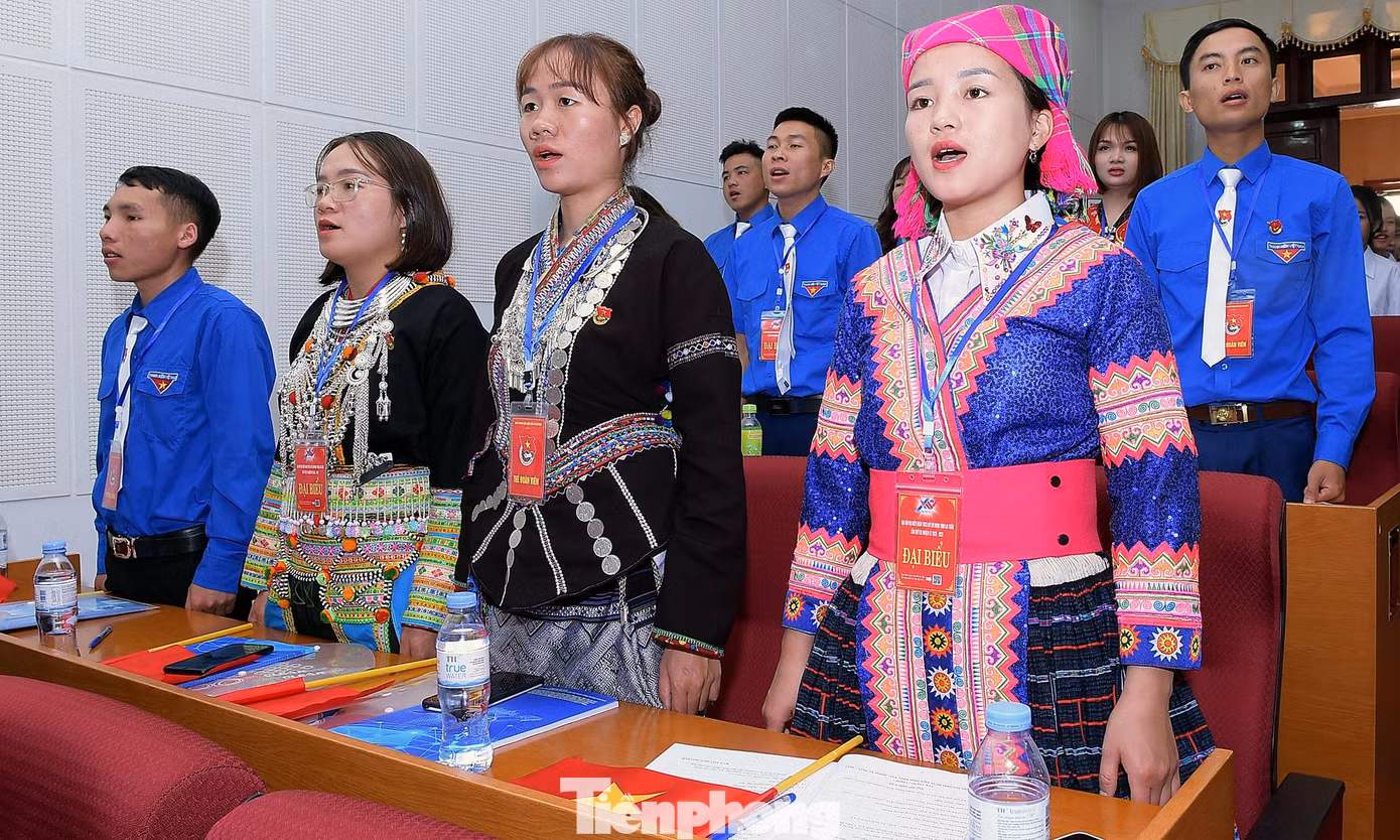 Các đại biểu thực hiện nghi lễ chào cờ trong phiên trọng thể Đại hội. Ảnh: Xuân Tùng Các đại biểu thực hiện nghi lễ chào cờ trong phiên trọng thể Đại hội. Ảnh: Xuân Tùng